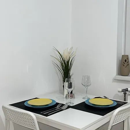 New Modern Rooftop Apartment-free Private Parking *